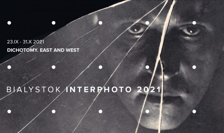 Czarno-szary plakat z twarzą meżczyzny promujący festiwal interphoto