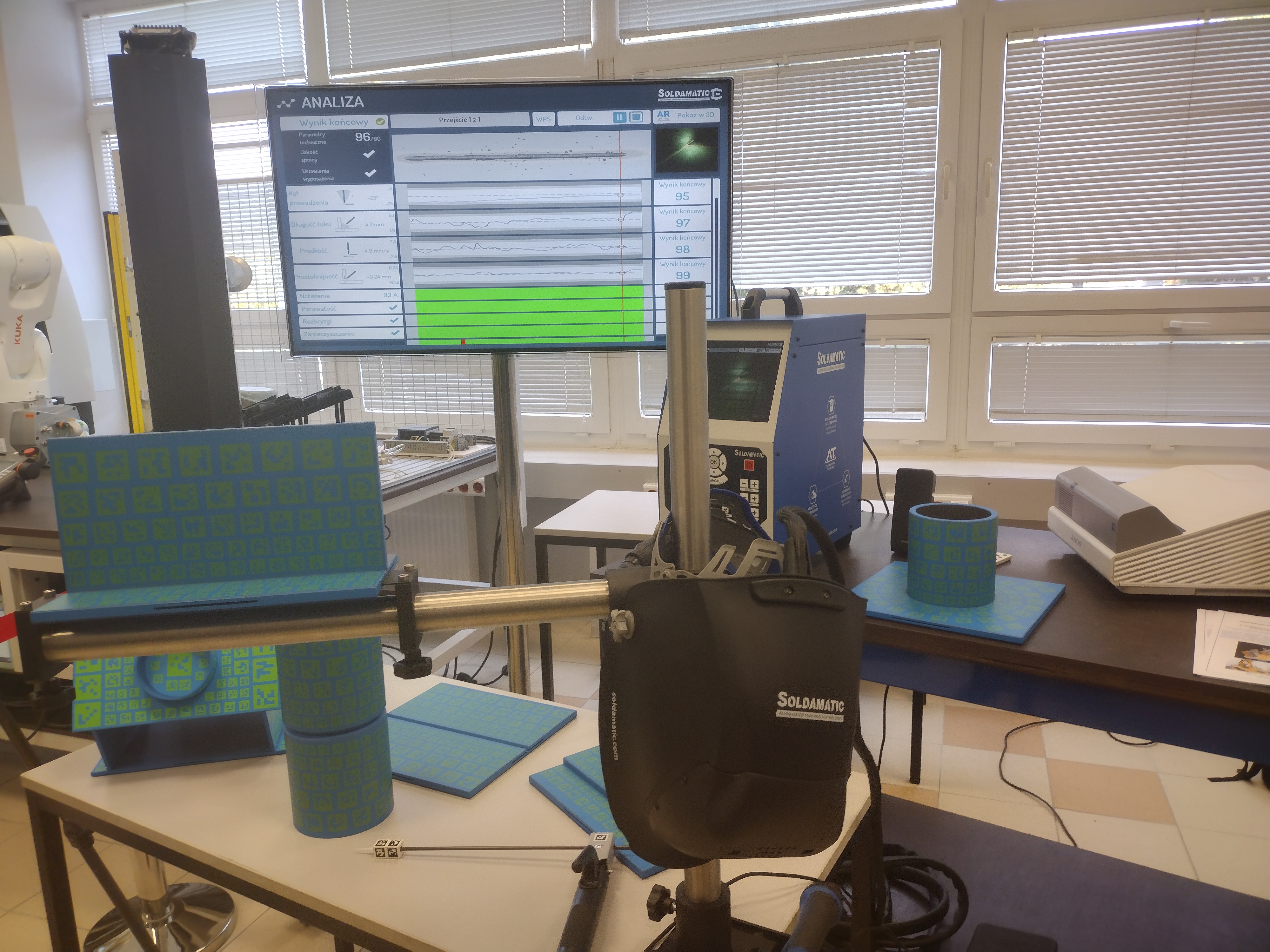 Laboratorium, w którym stoją urządzenia, na monitorze komputera wyświetlają się dane procesowe