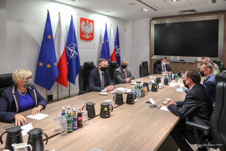 Trwa posiedzenie. Grupa ludzi siedzi przy stole