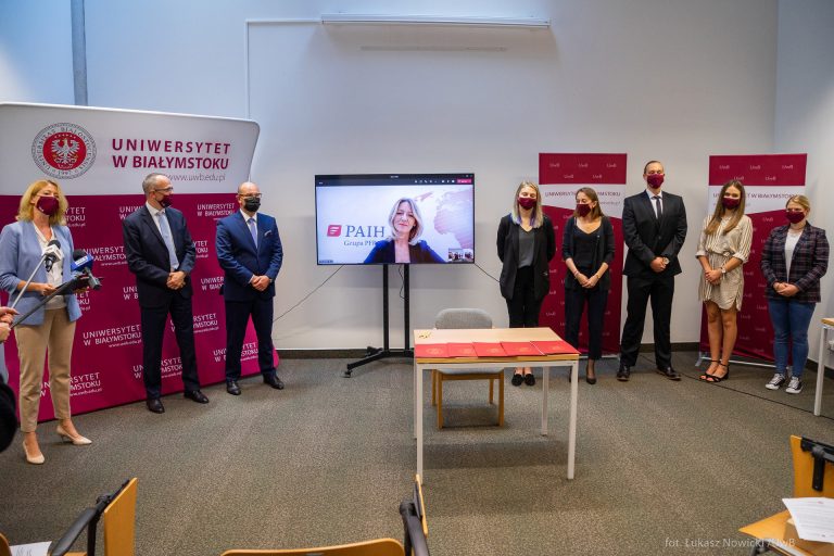 W sali stoją władze uczelni, marszałek i studeni lecący do Dubaju