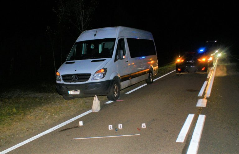 Biały bus stoi na poboczu drogi