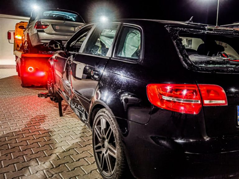 Samochód marki Audi z rozbitym bokiem