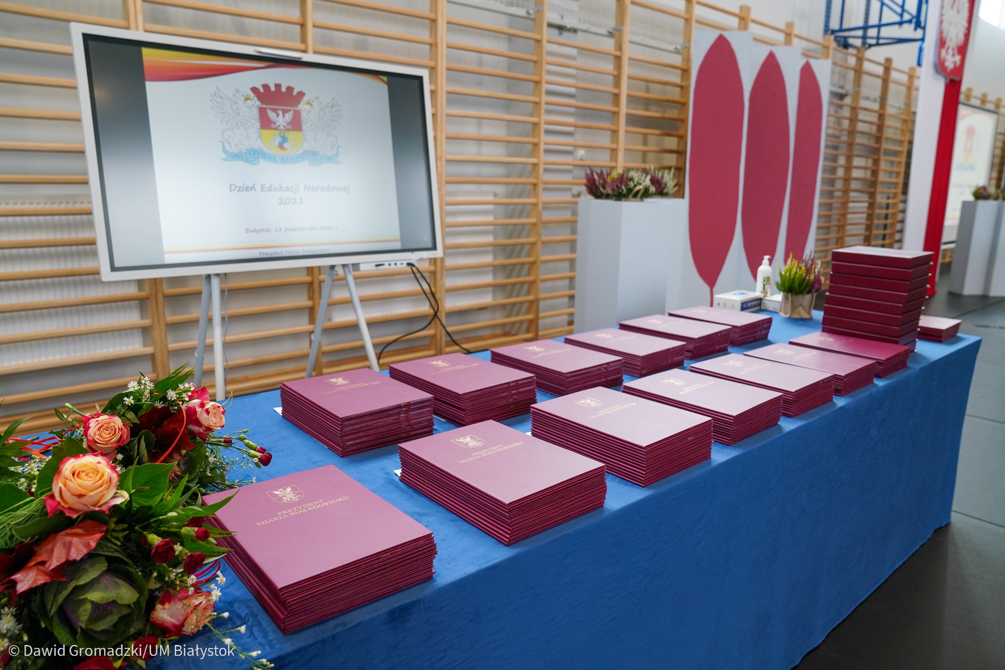 Borodwe teczki z dyplomami leżą na stole