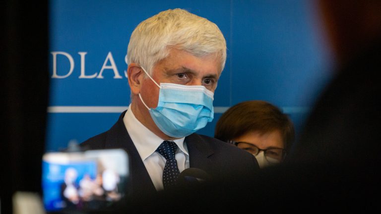 mężczyzna w maseczce