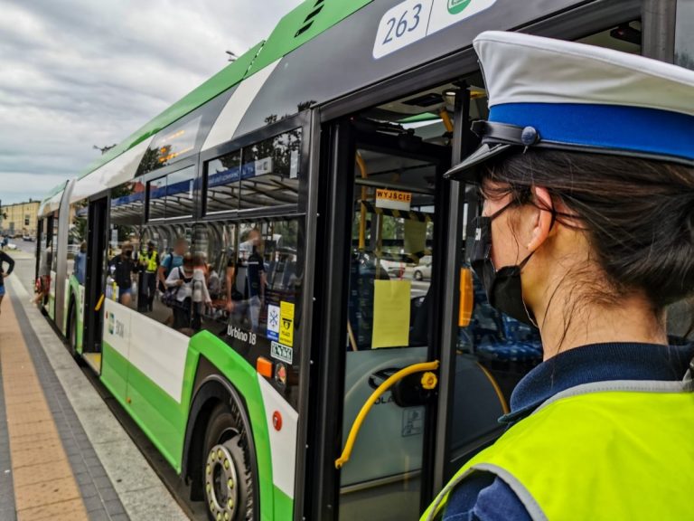 policjanci podczas kontrolowania autobusów