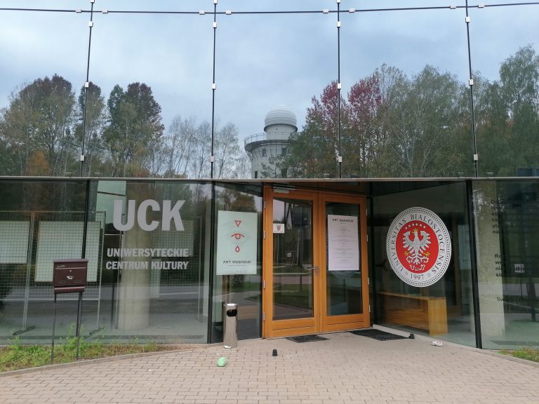 Wejście do szklanego budynku UCK