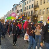 ulicą idą uczestnicy marszu równości