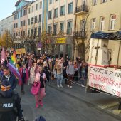 ulicą idą uczestnicy marszu równości