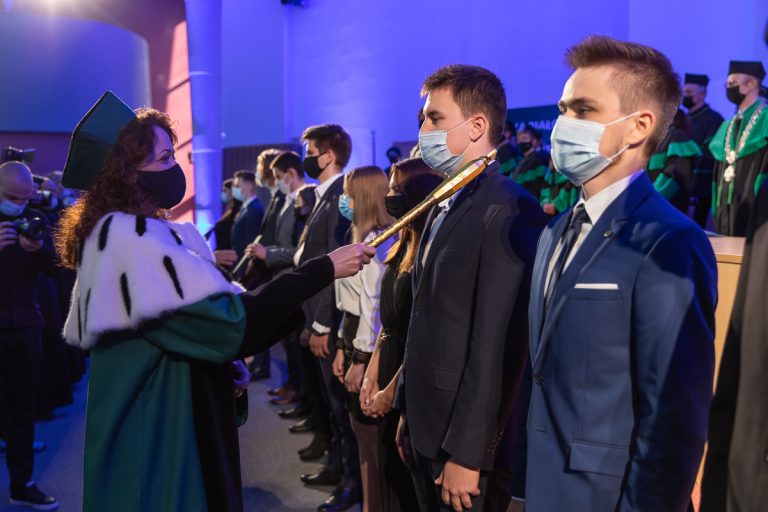 Rektor immatrykuluje studentów