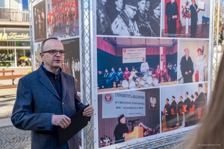 Mężczyzna stoi przy makiecie ze zdjęć