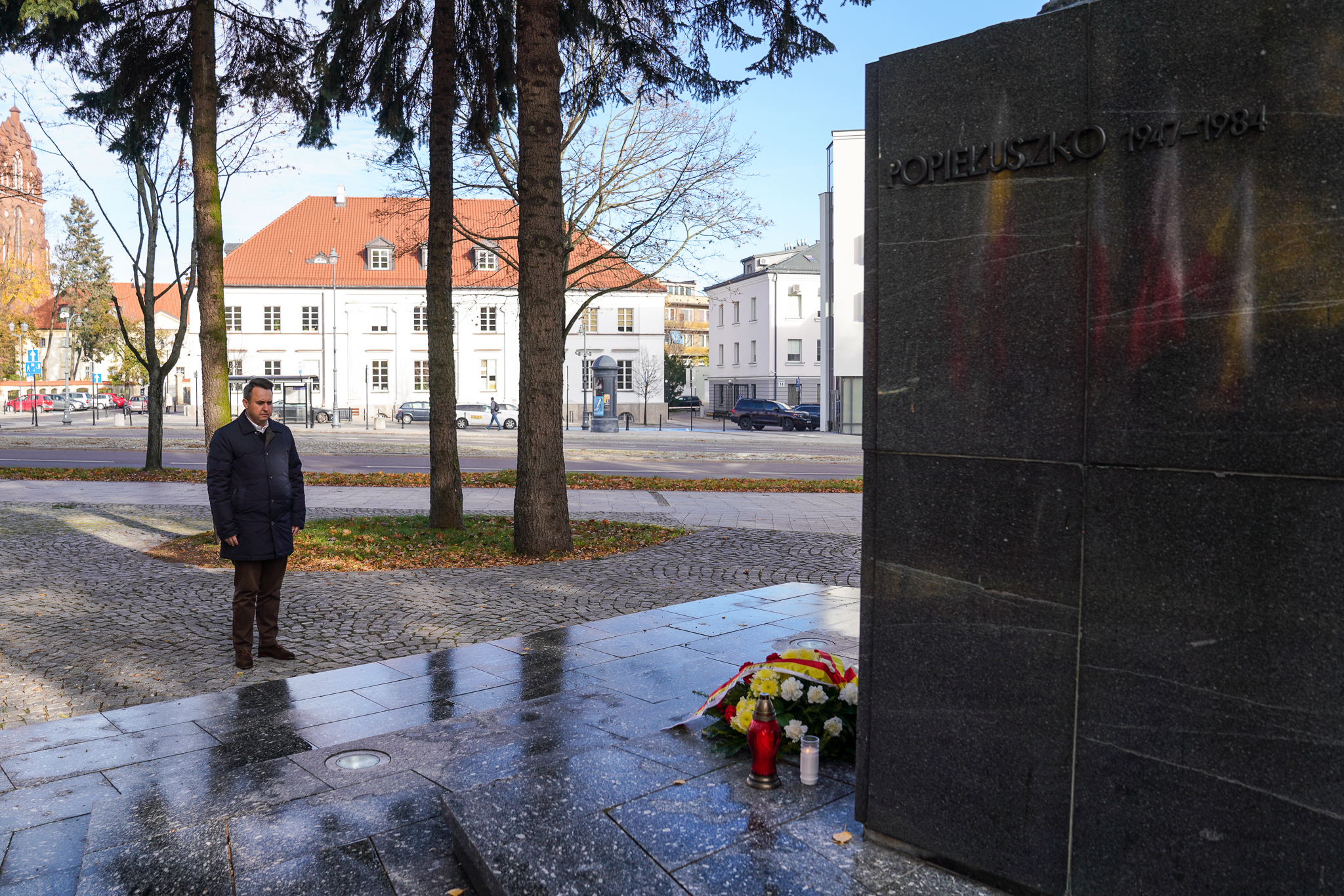 Mężczyzna stoi przed pomnikiem