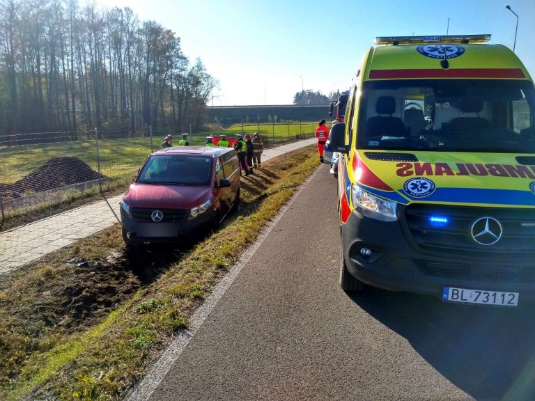 Na drodze stoi karetka, w rowie stoi auto