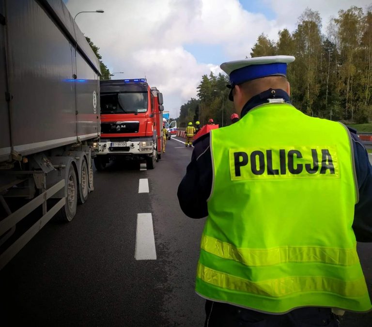 Policjant stoi w miejscu wypadku