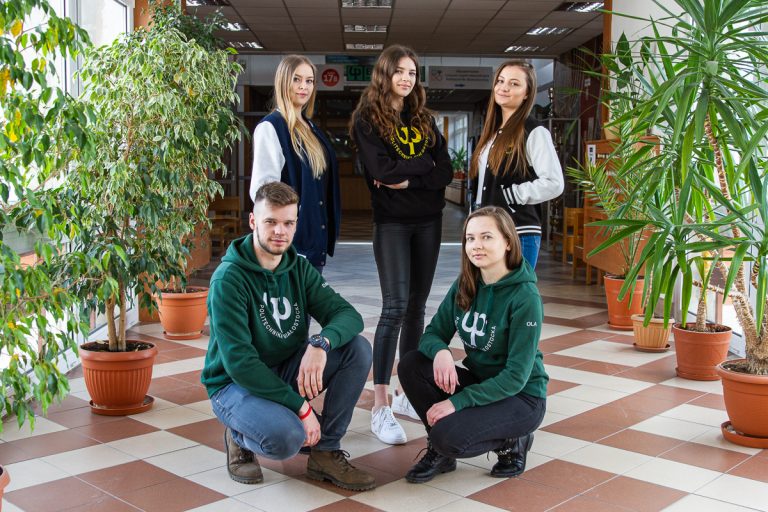Grupa studentów na korytarzu uczelni