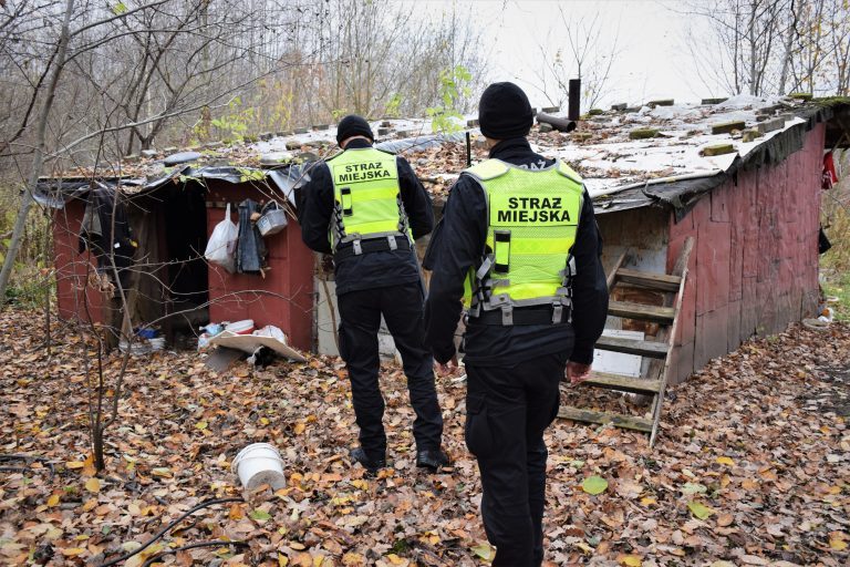 Dwaj strażnicy miejscy w pobliżu pustostanu