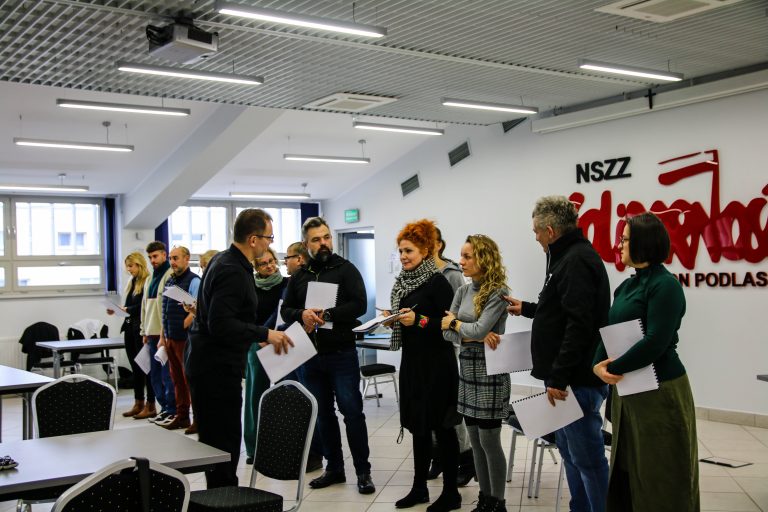 Grupa aktorów w sali podczas próby