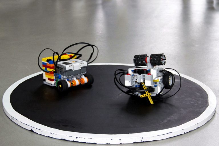 Dwa roboty lego na czarnej macie