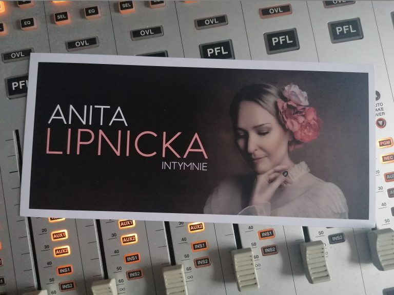 Zaproszenie na koncert na konsolecie radiowej