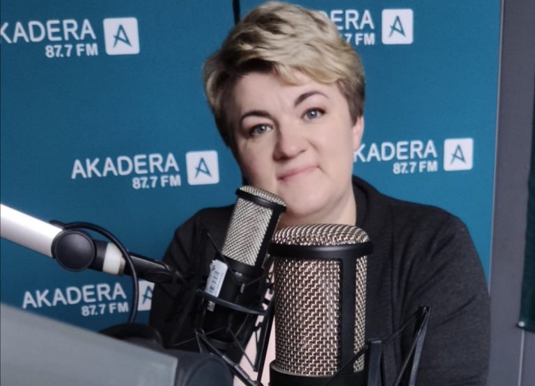 Kobieta w radiowym studio