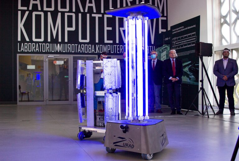Robot UV na korytarzu