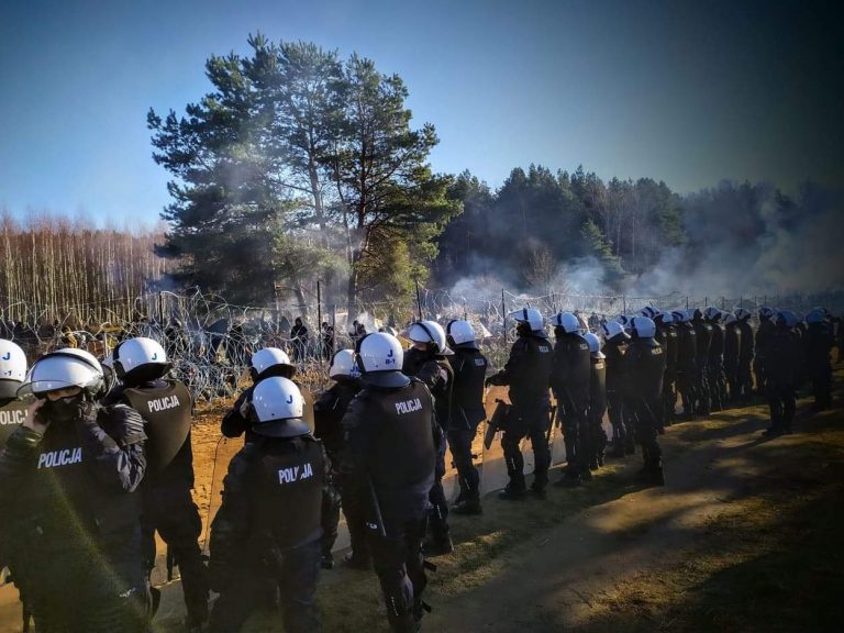 kordon policjantów zabezpieczających granicę
