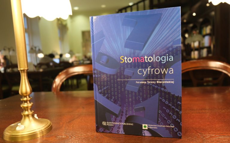 Książka Stomatologia cyfrowa pod redakcją Teresy Sierpińskiej na stole w bibliotece.