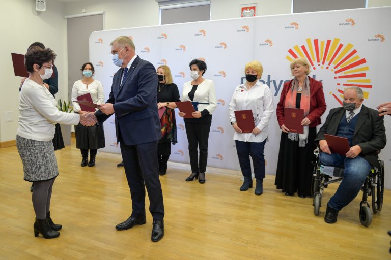Prezydent wręcza powołania członkom rady seniorów
