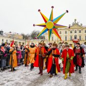 Na dziedzińcu Pałacu Branickich idą ludzie w orszaku trzech króli