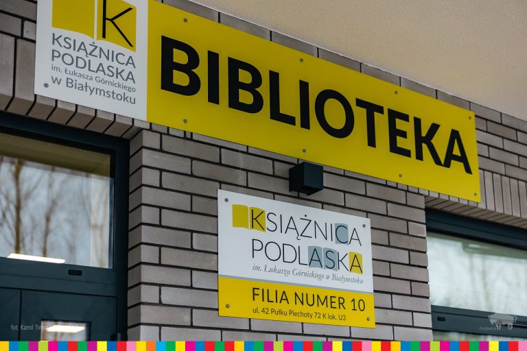 Wejście do budynku biblioteki