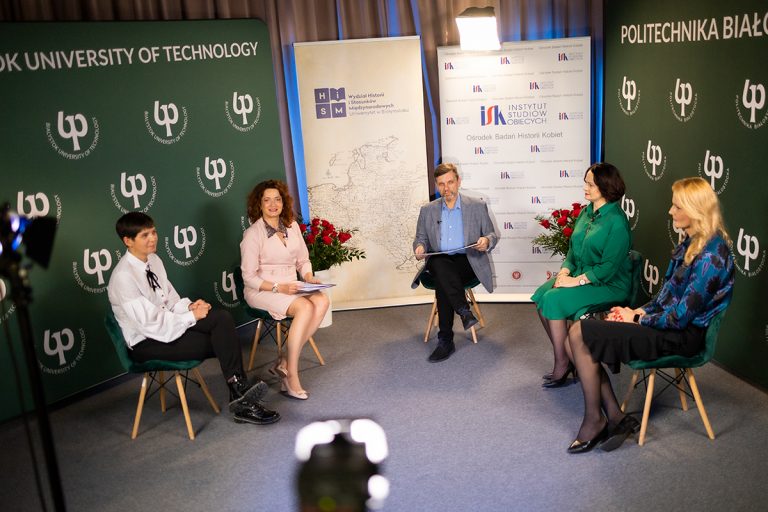 W studiu telewizyjnym siedzą panie i prowadzący