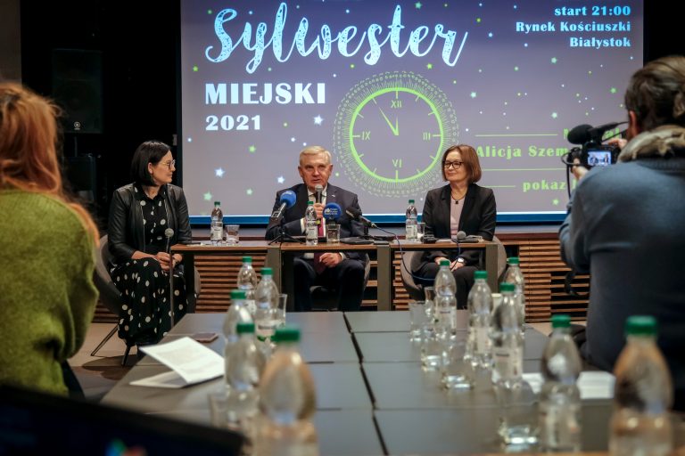 Konferencja prasowa, przy stoliku siedzą prezydent, dyrektor BOK i rzecznik prezydenta