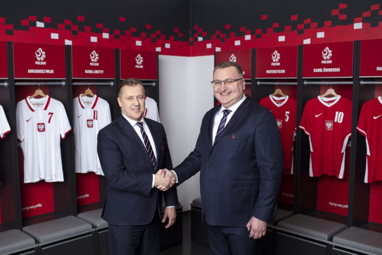 Prezes PZPN ściska dłoń nowego selekcjonera piłkarskiej kadry