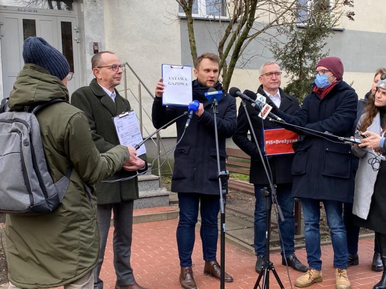 Konferencja prasowa. Do mikrofonów dziennikarzy mówią politycy KO