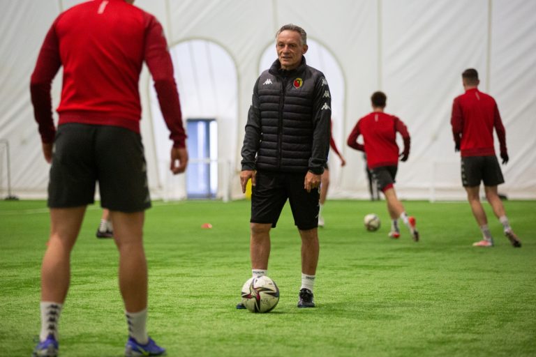 Trener na boisku z piłkarzami