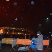 Kibice czekają na odpalenie rac podczas racowiska Jagiellonii Białystok przy stadionie miejskim w Białymstoku