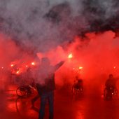 Kibice odpalili race podczas racowiska przy Stadionie Miejskim w Białymstoku
