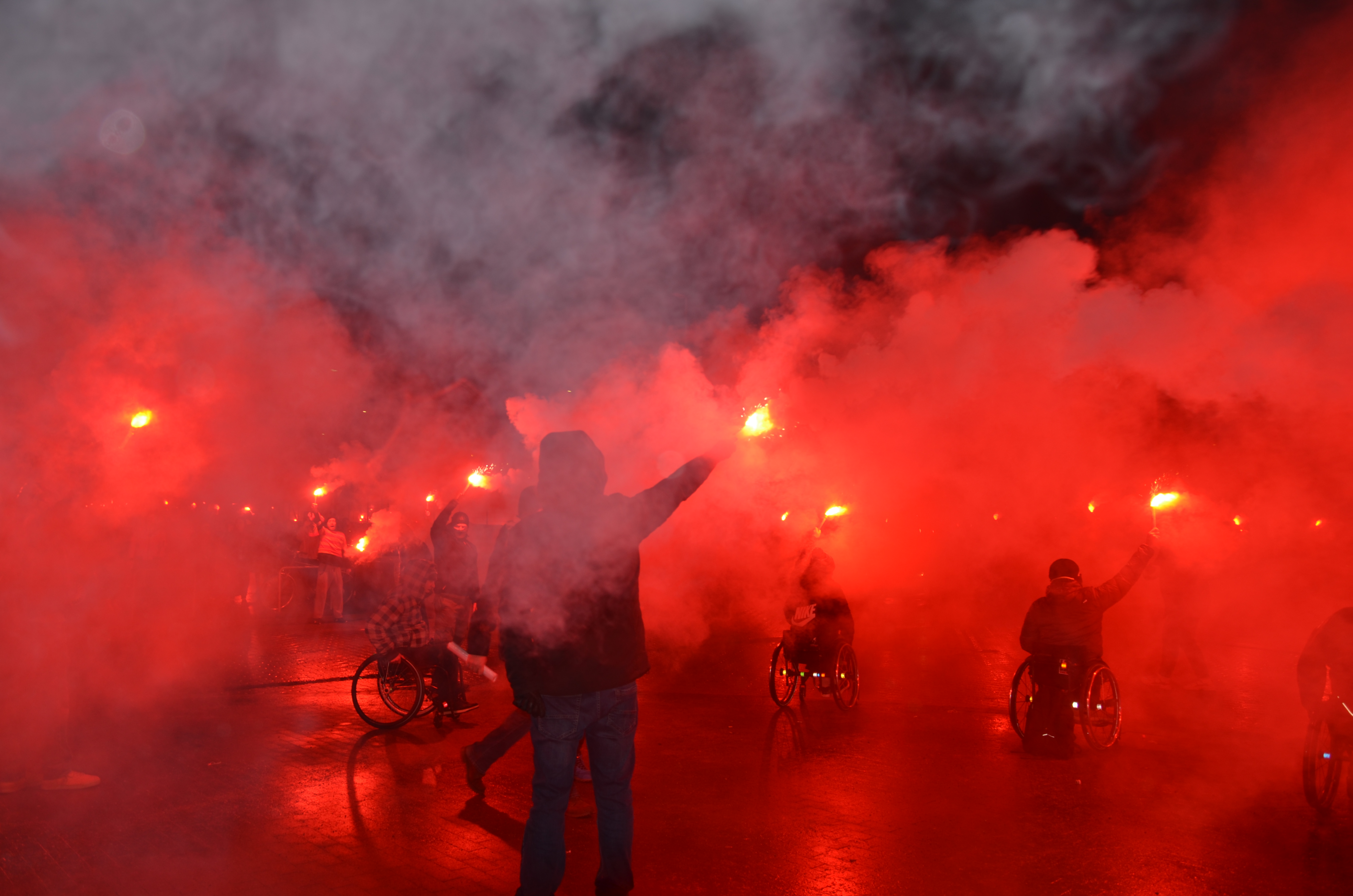 Kibice odpalili race podczas racowiska przy Stadionie Miejskim w Białymstoku