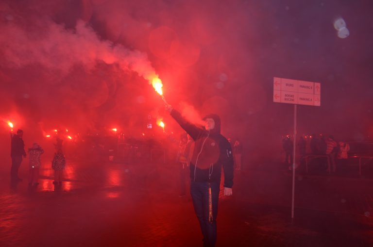 Kibice odpalili race podczas racowiska przy Stadionie Miejskim w Białymstoku