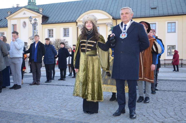 Maturzyści tańcza polonez na Rynku Kościuszki na studniówce miejskiej 2022 razem z prezydentem Tadeuszem Truskolaskim