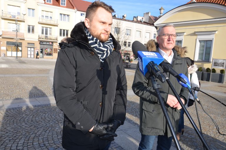 Konferencja prasowa posłów KO Krzysztof Truskolaski stoi obok Roberta Tyszkiewicza na Rynku Kościuszki w Białymstoku