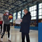 Prezydent Białegostoku wręcza upominki zawodnikom kadry w short Tracku
