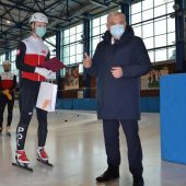 Prezydent Białegostoku wręcza upominki zawodnikom kadry w short Tracku