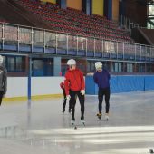 Kadra w short tracku trenuje na lodowisku BOSiR przed wyjazdem na igrzyska olimpijskie w Pekinie 2022