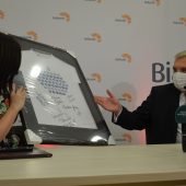 Prezydent Tadeusz Truskolaski przekazuje na aukcje WOŚP 2022 koszulkę z podpisami olimpijczyków