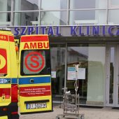 żółty ambulans przed szpitalem