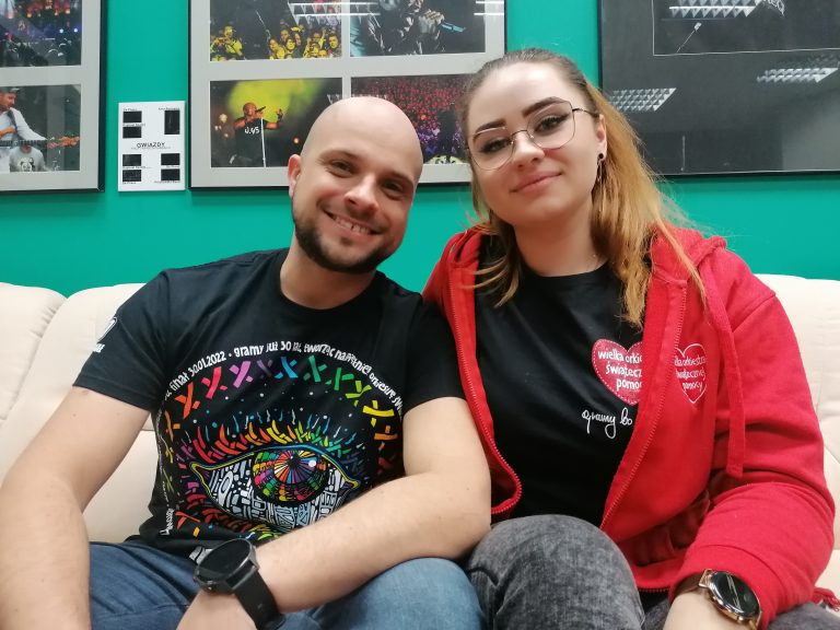 Chłopak i dziewczyna siedzą na kanapie w radiowym stiudio