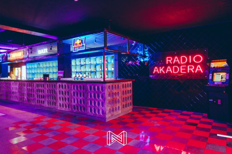 Nowy bar w klubie gwint, obok neon radia akadery
