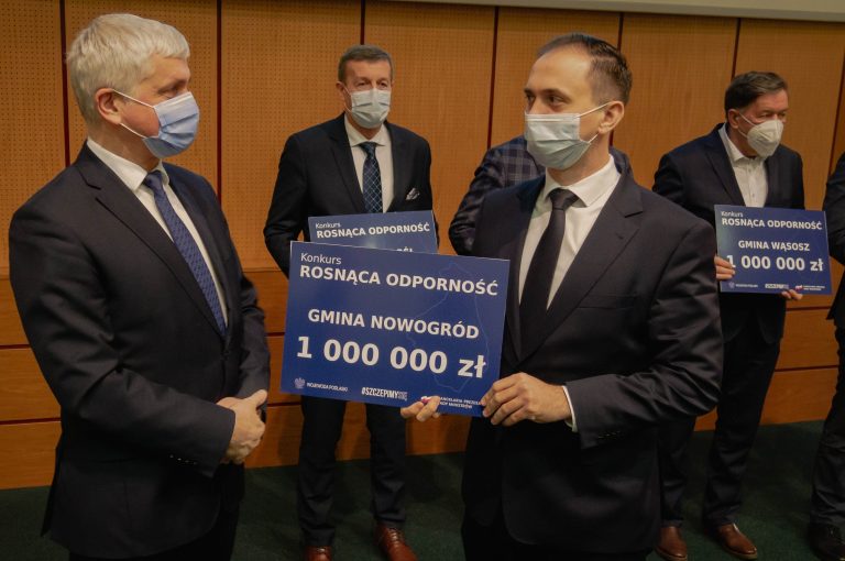 Wojewoda wręcza czek