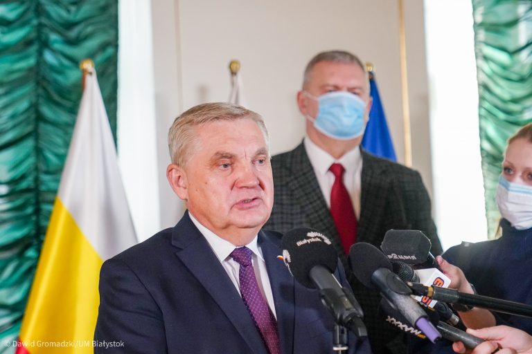 Mężczyzna mówi do mikrofonu