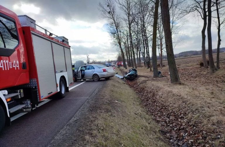 miejsce wypadku, auto osobowe w rowie
